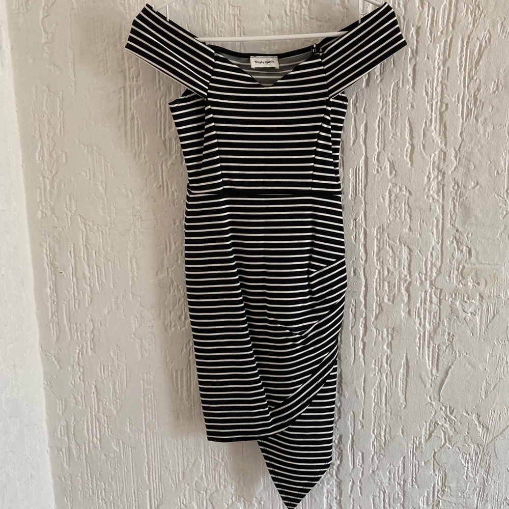 Style Rack Off The Shoulder Dress Size Small - Picture 2 of 7
